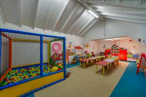 Kinderspielzimmer im Aska Lara Resort & Spa mit bunten Tischspielen und Spielgeräten.
