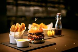 Burgerplatter mit Pommes und Beilagen im JA Ocean View Hotel.