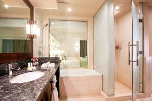 Badezimmer des JA Ocean View Hotels mit Badewanne, Dusche und Waschbecken.