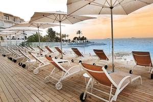 Strandseite der Lounge-Sessel des BG Hotel Nautico Ebeso mit Blick auf das Meer.