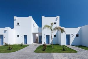 Außenansicht des Aeolos Beach Hotel auf Kos mit weißen Gebäuden und blauen Türen.