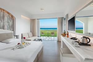 Ein modernes Hotelzimmer im Aeolos Beach Hotel auf Kos mit Blick auf das Meer.