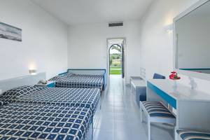 Drei Betten in einem Hotelzimmer des Aeolos Beach Hotel auf Kos.