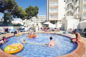 Familien im Poolbereich des Hotels Moon Dreams Coral Beach, mit Liegen und Sonnenschirmen im Hintergrund.