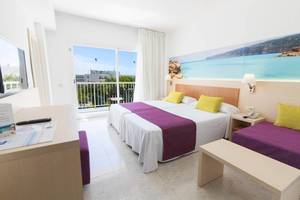 Helle Hotelzimmer im Moon Dreams Coral Beach mit Balkon, zwei Betten, modernen Möbeln und Meerblick.