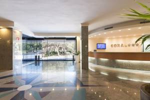 Helle Hotellobby mit Empfangstresen und stylischem Bodenmuster im Moon Dreams Coral Beach.