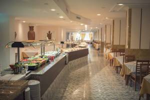 Buffetbereich im Restaurant des Hotels Moon Dreams Coral Beach, mit gedeckten Tischen und bunten Salatbar.