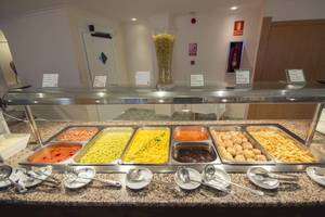 Buffet im Moon Dreams Coral Beach mit verschiedenen Nudelgerichten und Saucen auf einem langen Tisch.