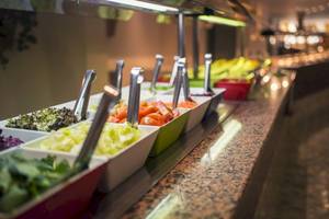 Salatbar im Hotel Moon Dreams Coral Beach mit frischen Zutaten und bunten Schalen.