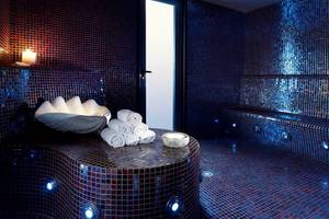 Sauna im Dimitra Beach Hotel mit blauen Mosaikfliesen und weißen Handtüchern