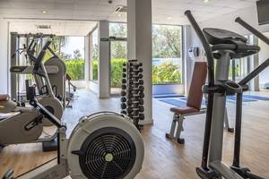 Fitnesscenter im Zafiro Tropic Hotel mit Cardiogeräten und Hanteln.