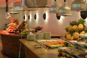 Buffettisch im Ravenala Attitude Hotel mit verschiedenen Früchten und Gerichten.