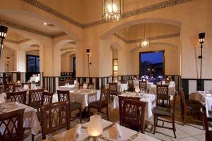 Innenansicht des Jaz Solaya Restaurants mit gedeckten Tischen und hängenden Lampen.
