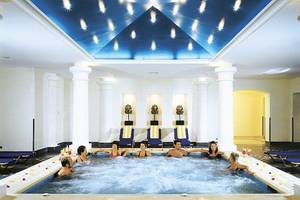 Gruppe von Menschen im Jacuzzi im Jaz Solaya Hotel