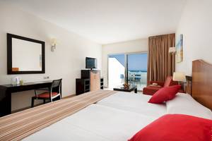 Doppelbettzimmer im Lanzarote Village Hotel mit Meerblick und moderner Einrichtung.