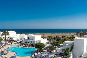 Luftaufnahme des Lanzarote Village Hotels mit Pool und Meerblick