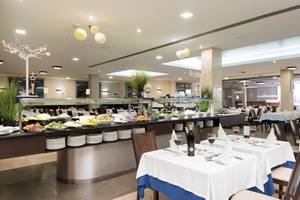 Buffetbereich des Lanzarote Village Hotels mit vielen Speisen und gedeckten Tischen.