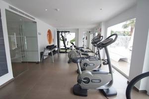 Fitnessstudio im Ibiza Sun Apartments Hotel mit Cardiogeräten und Gewichten.