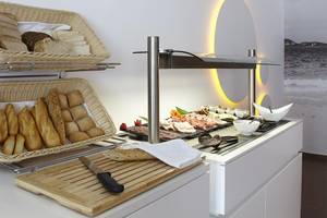 Buffet-Tisch im Ibiza Sun Apartments Hotel mit verschiedenen Brotsorten und Aufschnitten.