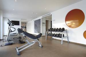 Fitnessraum im Ibiza Sun Apartments Hotel mit Cardiogeräten und Hanteln.
