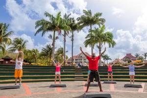 Gruppe von Leuten, die Workout im Freiluft-Bereich des Pierre & Vacances Village Sainte Luce Hotel machen.
