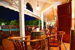 Terrasse im Hotel Pierre & Vacances Village Sainte Luce mit Sitzgelegenheiten und Pool im Hintergrund.