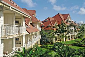 Außenansicht des Pierre & Vacances Village Sainte Luce Hotels mit mehreren Gebäuden und Balkonen.