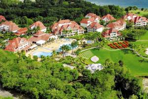 Luftaufnahme des Pierre & Vacances Village Sainte Luce mit mehreren Gebäuden und einem Swimmingpool.