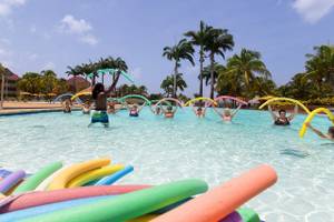 Gruppe von Menschen, die Aquagym im Schwimmbad des Pierre & Vacances Village Sainte Luce machen