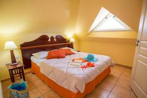 Hotelzimmer im Pierre & Vacances Village Sainte Luce mit Bett, Lampen und Fenster