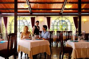 Im Iberostar Playa Alameda Restaurant sitzen ein Paar an einem Tisch und essen mit einem Kellner.