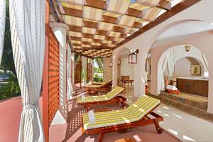Loungebereich im Iberostar Playa Alameda Hotel mit überdachten Sonnenliegen und Whirlpool.