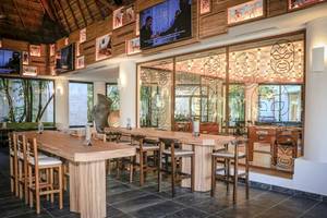 Loungebereich im Bahia Principe Luxury Akumal Hotel mit Fernseher und Billardtisch.