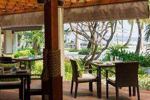 Außenbereich des Kurumba Maldives Hotels mit Blick auf den Garten und das Meer.
