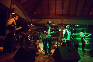 Eine Band spielt auf der Bühne im Kurumba Maldives.
