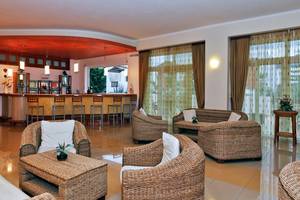 Lounge-Bereich im Gaia Village Hotel mit Bar und Sitzmöbeln.