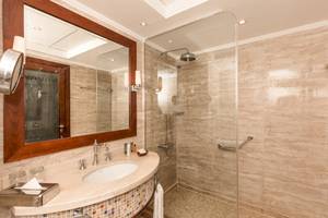 Ein Badezimmer im Hilton Marsa Alam Nubian Resort mit einer Dusche und einem Waschbecken.