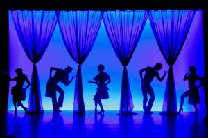 Schattige Tanzszene im Blue Waters Club mit Silhouetten vor blauem Hintergrund.
