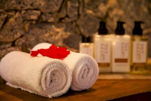 Zwei Handtücher und Pflegeprodukte im Le Domaine de L'Orangeraie Resort & Spa