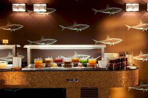 Buffet-Tisch im Sentido Port Royal Villas & Spa mit diversen Getränken und Dekoration.