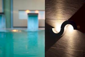 Licht an der Wand neben dem Pool des Sentido Port Royal Villas & Spa
