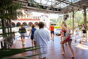 Gruppe von Menschen, die einen Tanzkurs im Hotel Lopesan Costa Meloneras Resort & Spa besuchen.