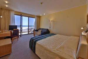 Zimmer im Kaliakra Beach Hotel mit Blick auf das Meer und einen Balkon.