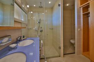 Badezimmer im Kaliakra Beach Hotel mit blauem Waschbecken, Dusche und Toilette.