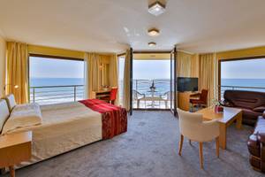 Kaliakra Beach Hotel Zimmer mit Meerblick, Bett, Schreibtisch, Fernseher und Balkon.