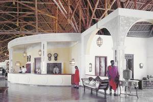 Lobby des VOI Kiwengwa Resorts mit Sitzgelegenheiten und Rezeption.