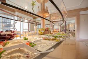 Buffettisch im Millennium Plaza Downtown mit verschiedenen Salaten und Dips.