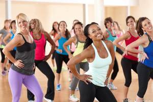 Gruppe von Frauen, die einen Fitnesskurs im Millennium Plaza Downtown machen