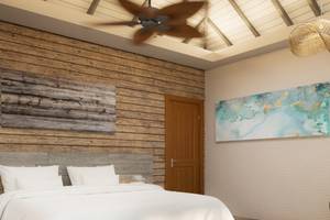 Schlafzimmer mit Holzwand, Bett, Deckenventilator und Lampen.
