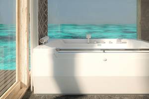Badezimmer mit Meerblick im You & Me Maldives Hotel, mit Badewanne und großem Fenster.